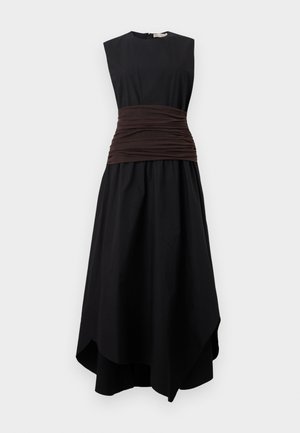 Robe midi noire sans manches avec ourlet asymétrique, détail de ceinture froncée marron foncé, corsage ajusté et encolure ronde.