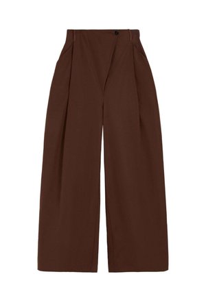Pantalones marrones de pierna ancha con cintura alta, pliegues delanteros, bolsillos laterales y cierre con botón en la cintura.