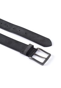 Ceinture textile noire avec une surface texturée, boucle en métal argenté et plusieurs trous pour ajuster la taille. Les extrémités sont légèrement pointues.