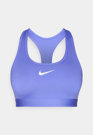 Bustieră sport mov din țesătură netedă, cu design racerback și un logo Nike alb pe partea din față.