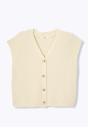 Veste en maille beige clair texturée avec un col en V, manches courtes et cinq boutons sur le devant, fabriquée en tissu doux.