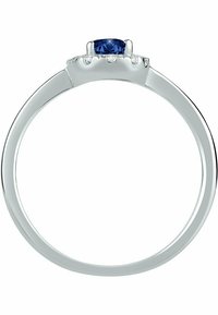 Silberring mit einem runden, tiefblauen Stein, der in einer erhöhten Krappenfassung eingelegt ist, und einem glatten, polierten Band.