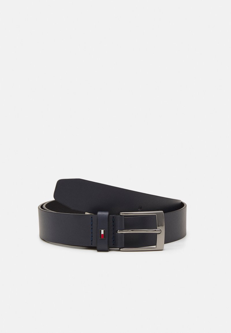 Cintura in pelle blu navy con fibbia in metallo argentato, caratterizzata da un accento rosso e bianco vicino alla fibbia. Texture liscia e design piatto.