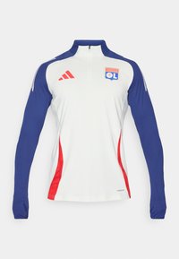 Dug dugme, bijela atletska majica dugih rukava s tamnoplavim rukavima i crvenim detaljima. Ima ovratnik s patentnim zatvaračem i logo Olympique Lyonnais na prsima.