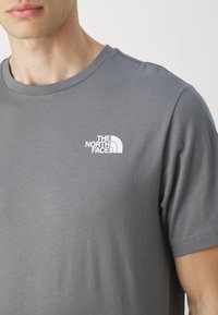 The North Face M SS BOX NSE TEE - Apdrukāts T-krekls - smoked pearl