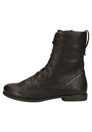 Bottine en cuir noir avec une finition texturée, lacets à l'avant, bout rond et semelle plate. Elle est dotée d'une languette à l'arrière.