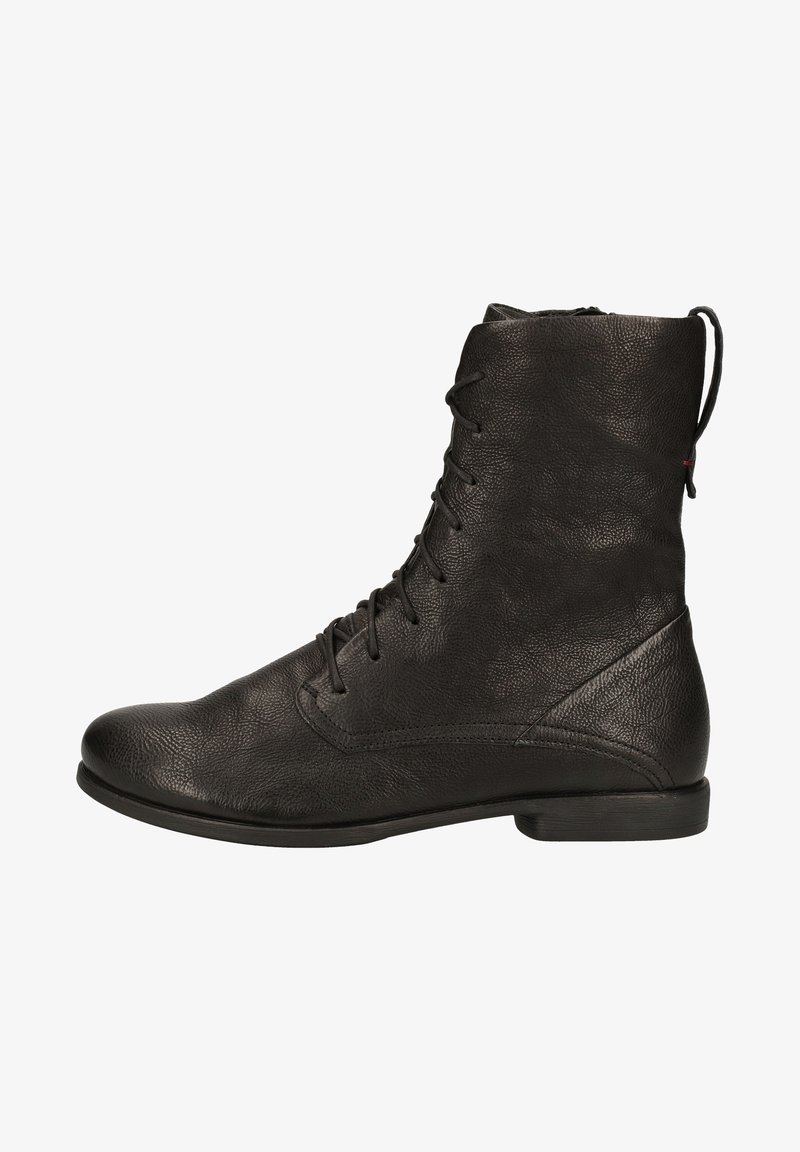 Schwarze Leder-Ankle-Boots mit einer strukturierten Oberfläche, Schnürsenkeln, runder Zehenpartie und flacher Sohle. Mit einer Zuglasche an der Rückseite.