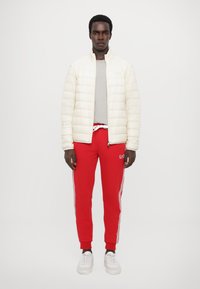 EA7 Emporio Armani PANTALONI - Treniņtērpa apakšdaļas - salsa