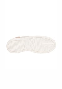 Sneakersohle, weißer Gummi mit strukturierten Rillen und Erhebungen, leichte Krümmung an der Ferse und einem pastellrosa Akzent an der Seite.