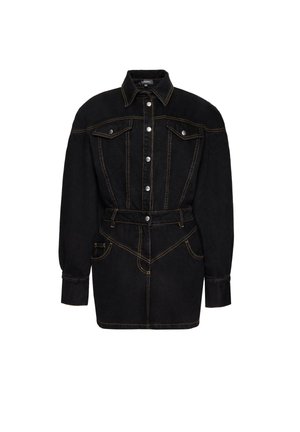 Černé džínové kabátové šaty se stříbrnými druky, kapsami na prsou se klopami, dlouhými rukávy a kontrastním oranžovým prošitím.