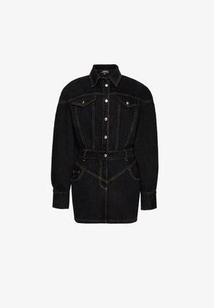 Czarna sukienka z dżinsu z srebrnymi zatrzaskami, kieszeniami z patkami na piersi, długimi rękawami i pomarańczowym kontrastowym przeszyciem.