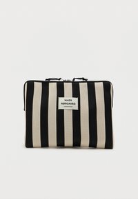 Pojemnik w paski z czarnymi i beżowymi pionowymi paskami, z zapięciem na zamek i metką z napisem "MADS NØRGAARD COPENHAGEN" z przodu.