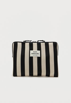 Pochette rayée avec des rayures verticales noires et beiges, dotée d'une fermeture éclair et d'une étiquette avec "MADS NØRGAARD COPENHAGUE" sur le devant.