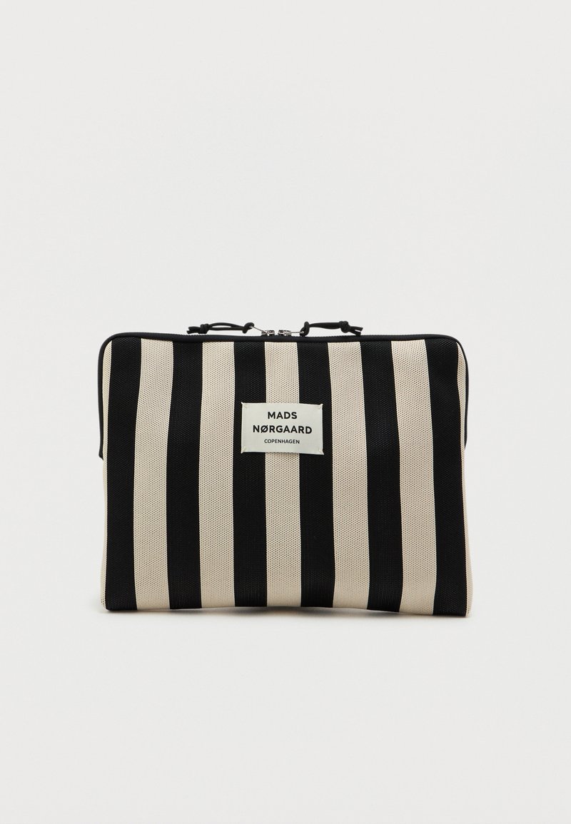 Pojemnik w paski z czarnymi i beżowymi pionowymi paskami, z zapięciem na zamek i metką z napisem "MADS NØRGAARD COPENHAGEN" z przodu.