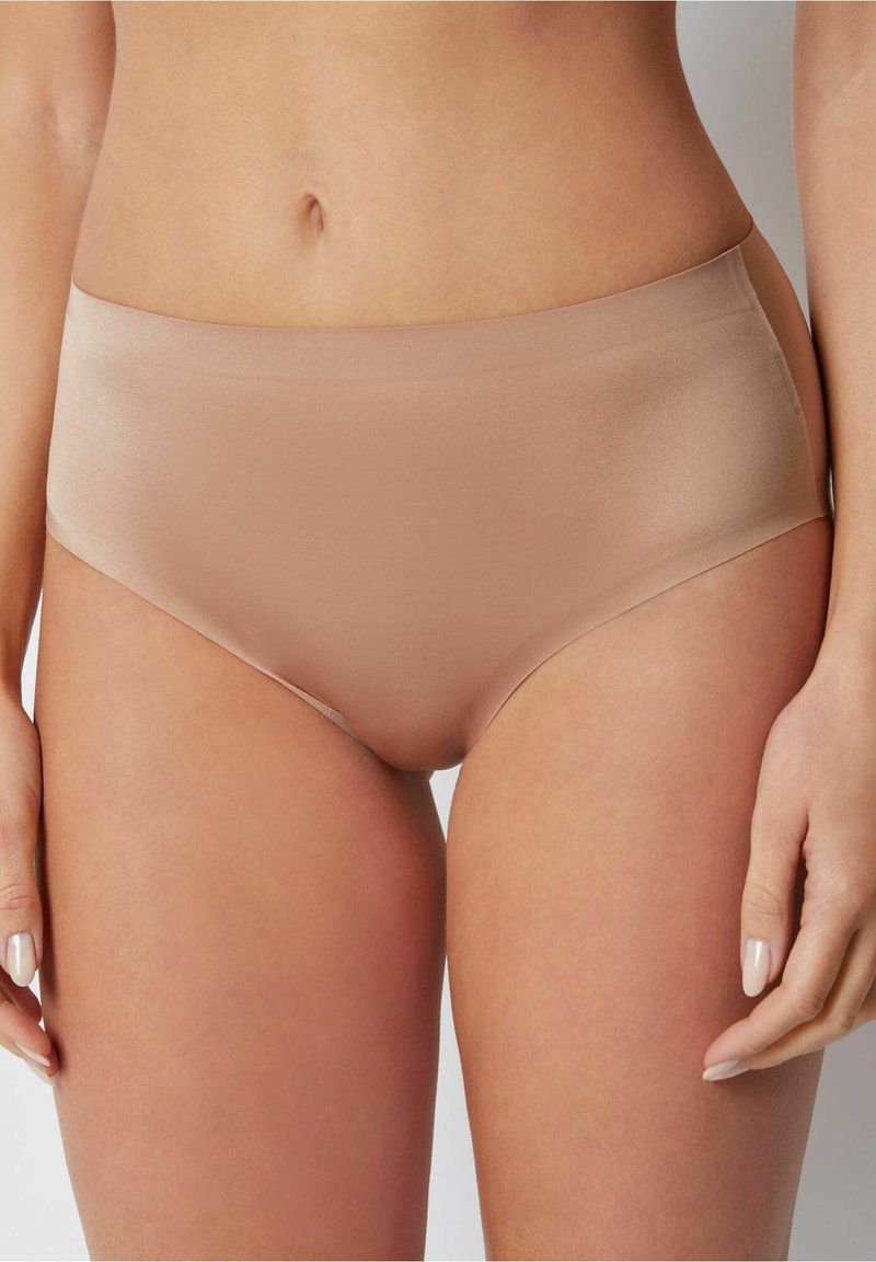 Beige hoge taille slipjes gemaakt van gladde, rekbare stof. Hebben een naadloos ontwerp met een zachte, matte afwerking en geen zichtbare lijnen.