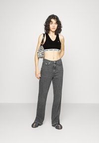 Tommy Jeans SUPER CROP V LOGO WAISTAND - Top - black