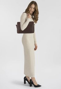 Braune Ledertasche mit strukturiertem Design, ausgestattet mit einer strukturierten Oberfläche und kontrastierenden Nähten, die an einer Schulter getragen wird.