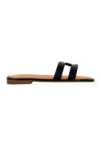 Sorte flade sandaler med to brede stropper i en tekstureret, præget finish, der har en glat brun indersål og et minimalistisk design.
