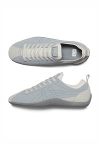 Jasnoszare sneakersy z gładkiej skórzanej cholewki, gumowej podeszwie i teksturowanych akcentach. Posiadają zaokrąglony czubek i białe sznurowadła.