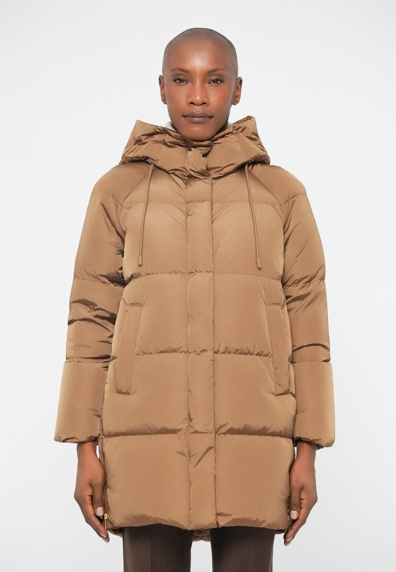 Hnedý puffový kabát s kapucňou, s prešívaným dizajnom, nastaviteľnými šnúrkami a veľkými prednými vreckami. Hladký, ľahký materiál.