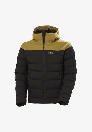 Kurtka ocieplana z czarnym korpusem, brązowym ramieniem i kapturem, z pełnym zapięciem na zamek oraz małą kieszonką na piersi. Teksturowana tkanina z logo.