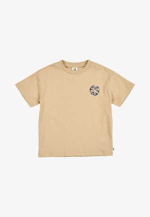 Beige T-shirt met korte mouwen, een ronde hals en een klein abstract marineblauw cirkelpatroon op de linkerborst.