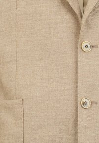 Beige blazer s texturovanou látkou, třemi knoflíky a jednou náprsní kapsou. Hladký povrch a upravený střih.