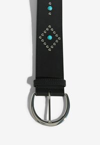 Fekete bőr öv ezüst szegecsekkel és türkiz díszítéssel, lekerekített fém csattal és strukturált kialakítással.