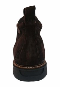 Botín de ante marrón hasta el tobillo con punta redondeada, cuello texturizado y costuras en contraste. Presenta una suela de goma duradera y una lengüeta.