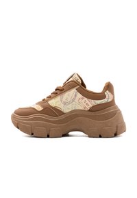 Braune klobige Sneakers mit einer strukturierten Sohle, die ein Kartenmuster an den Seiten und passende braune Akzente aufweisen. Abgerundetes Design und Schnürverschluss.