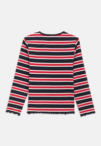 Długorękawowy prążkowany top z poziomymi paskami w kolorach granatowym, czerwonym i białym, z falowanym dołem i okrągłym dekoltem.