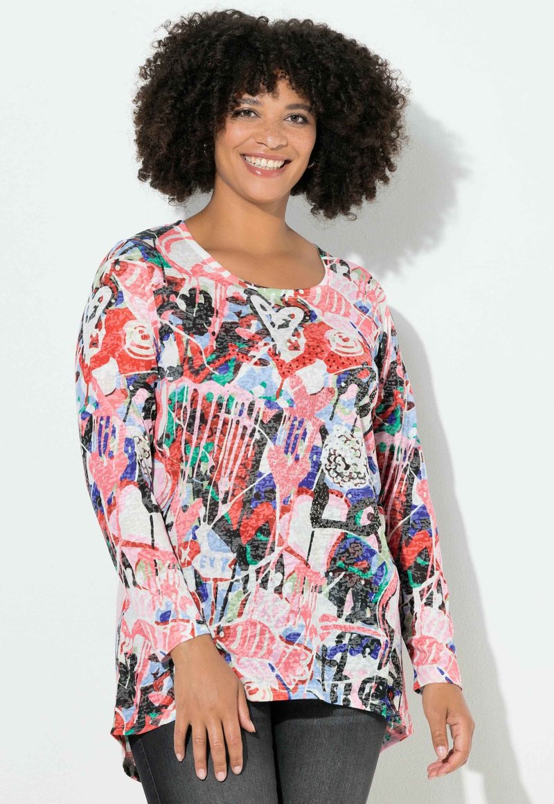 Langärmeliges Oberteil mit weitem Rundhalsausschnitt. Buntes abstraktes Muster in Rot, Pink, Grün und Schwarz. Weicher Stoff mit lockerem Schnitt und seitlichen Schlitzen.