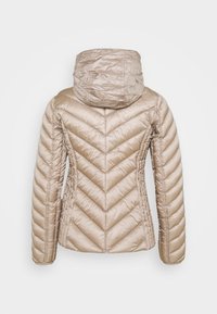 Beige puff-jacka med huva, chevron-quiltat mönster och en glänsande finish. Baksidan har en figurnära design med subtil textur.