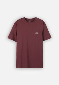 T-shirt à manches courtes de couleur bordeaux avec un petit logo blanc "OXBOW" sur la poitrine gauche, présenté sur fond blanc uni.