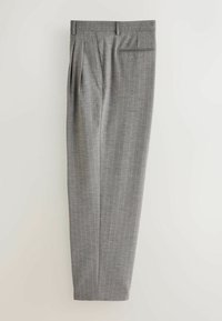 Pantalon formel gris à fines rayures avec plis, passants de ceinture et une poche passepoilée à l'arrière, posé à plat sur un fond clair.