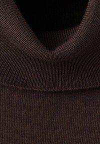 Pulover maro tricotat cu un guler înalt, cu dungi. Țesătura este moale și texturată, având un model uniform și consecvent pe toată suprafața.