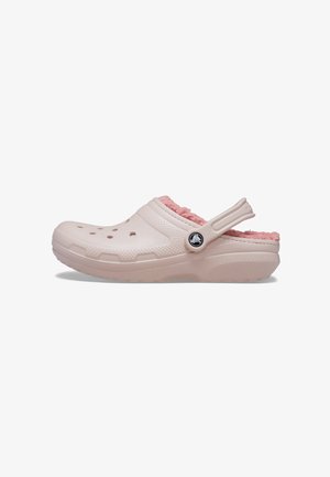 Sabot rose clair avec une doublure en peluche rose, un dessus perforé pour la ventilation et une sangle arrière pour un maintien sûr ; fabriqué en matériau synthétique durable.