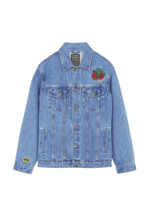 Giacca di jeans azzurro chiaro con ricamo di rosa sul lato sinistro del petto, due tasche frontali e chiusura a bottoni con cuciture a contrasto.