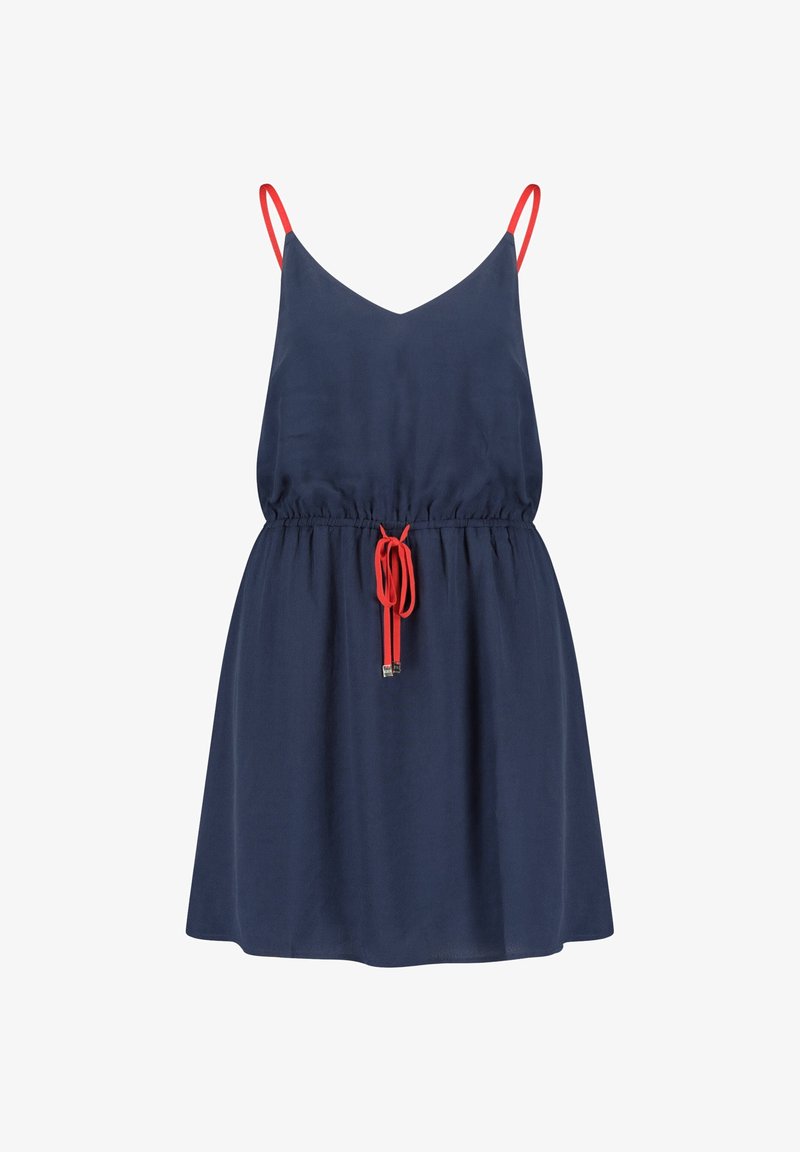 Mörkblå ärmlös klänning med justerbara röda axelband, cinchad midja med röd dragsko, och utsvängd kjol i ett glansigt material.