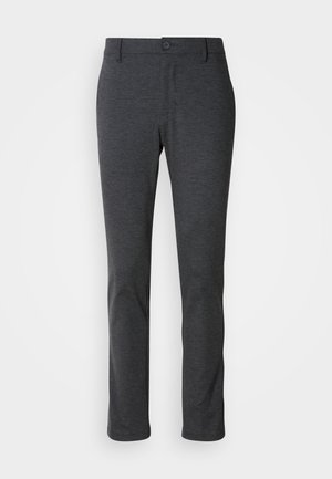 Pantalones de pierna recta en gris oscuro con cierre de botón y cremallera, presillas para cinturón y una textura de tela suave.