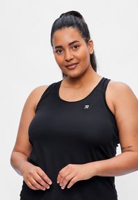 Zwarte sportieve tanktop met ribbelstructuur, voorzien van een logo op de borst en brede schouderbanden. Glad materiaal en een fitted ontwerp.