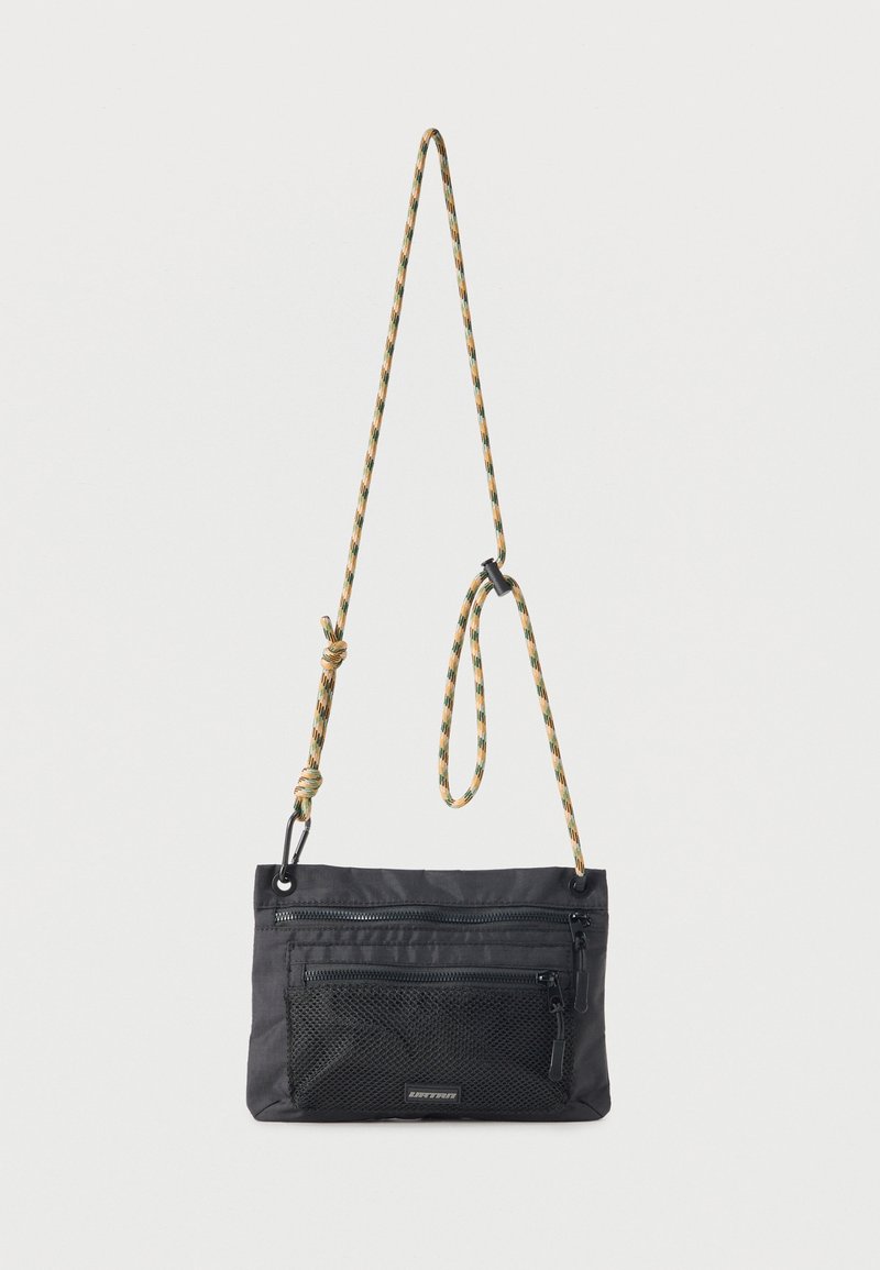 Μαύρη τσάντα χιαστί με μπροστινή τσέπη από δίχτυ με φερμουάρ και ρυθμιζόμενο ιμάντα από σκοινί με μαύρο και καφέ σχέδιο.