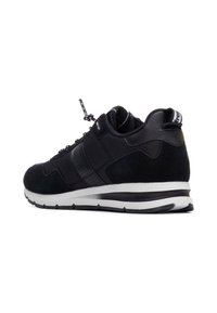 Zapatillas deportivas negras con parte superior de ante y malla, bandas texturizadas, entresuela blanca en contraste y diseño de puntera redondeada con suela texturizada.