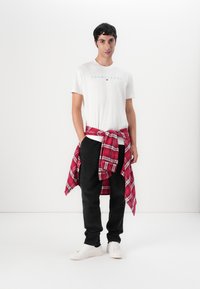 Tommy Jeans LINEAR LOGO TEE - Osnovna majica kratkih rukava - ecru multi
