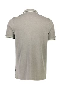 Harmaa polo-paita, jossa on tekstuurinen kangas, klassinen kaulus ja reunustetut hihat. Huomaamattomat kontrastivärit kauluksessa.