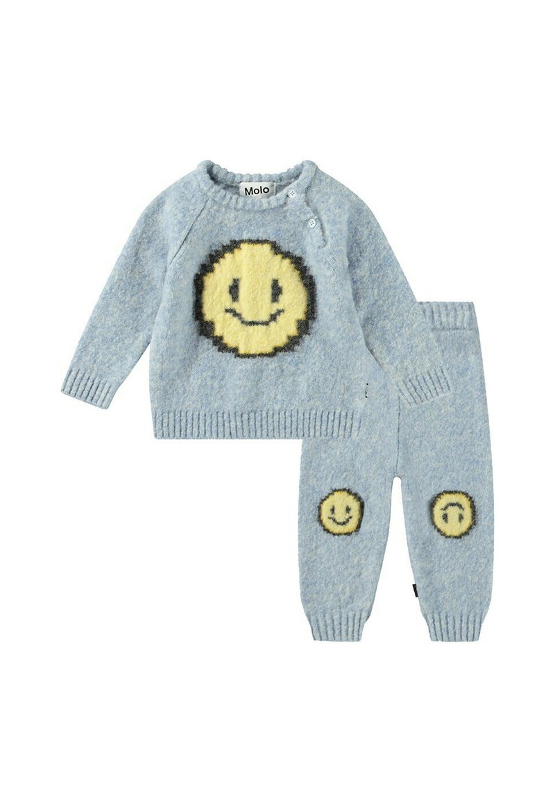 Niebieski zestaw sweter plus spodnie z dużą żółtą buźką na przodzie i małymi akcentami buzi na spodniach. Miękka tekstura, casualowy design.
