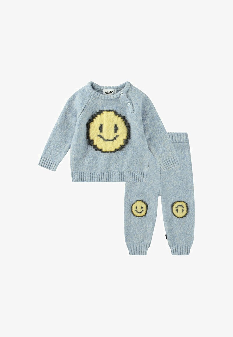 Niebieski zestaw sweter plus spodnie z dużą żółtą buźką na przodzie i małymi akcentami buzi na spodniach. Miękka tekstura, casualowy design.