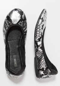 Ballerine nere e argento con un motivo texturizzato simile alla pelle di serpente, che mostrano i dettagli del design interno ed esterno su uno sfondo bianco.