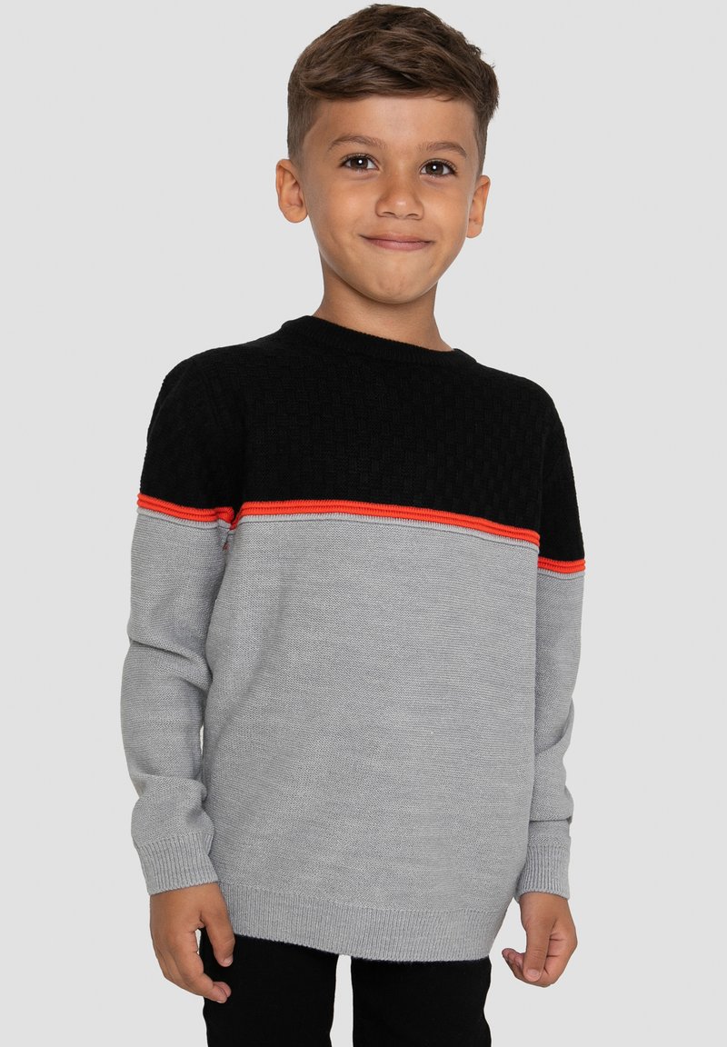 Grau und schwarzer gestrickter Pullover mit einem orangefarbenen Streifen, der einen strukturierten schwarzen Oberbereich und lange Ärmel aufweist. Schlichter runder Ausschnitt.