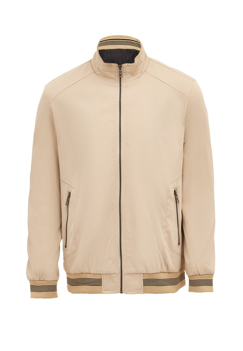 Beige jas met een opstaande kraag, ritssluiting aan de voorkant, twee ritszakken aan de zijkanten en gestreepte ribgebreide manchetten en zoom. Gladde stoftextuur.